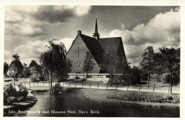 Ede, Beatrixpark met Nieuwe Ned. Herv. Kerk - 1952 gelopen, Verzamelen, Ansichtkaarten | Nederland, Ongelopen, Noord-Brabant, Voor 1920