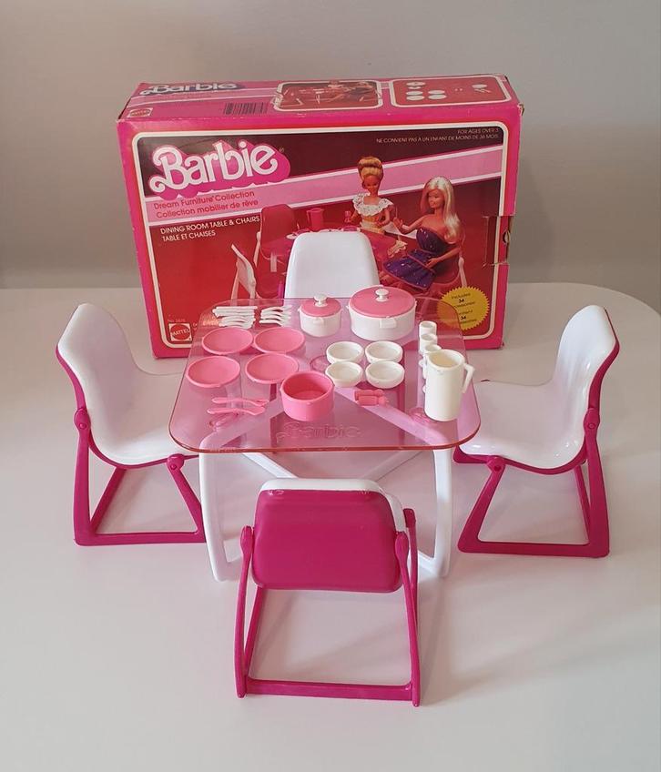 Vintage Barbie eetkamerset eettafel, stoelen servies 2475, Verzamelen, Poppen, Gebruikt, Accessoires, Ophalen of Verzenden