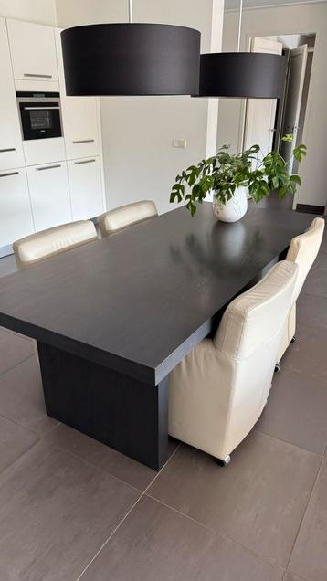 Moderne Eettafel - Strak Design beschikbaar voor biedingen