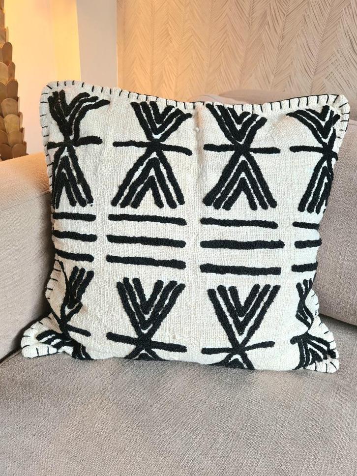 Kussenhoes Dewi uit Bali, Huis en Inrichting, Woonaccessoires | Kussens, Nieuw, Beige, Vierkant, Ophalen of Verzenden