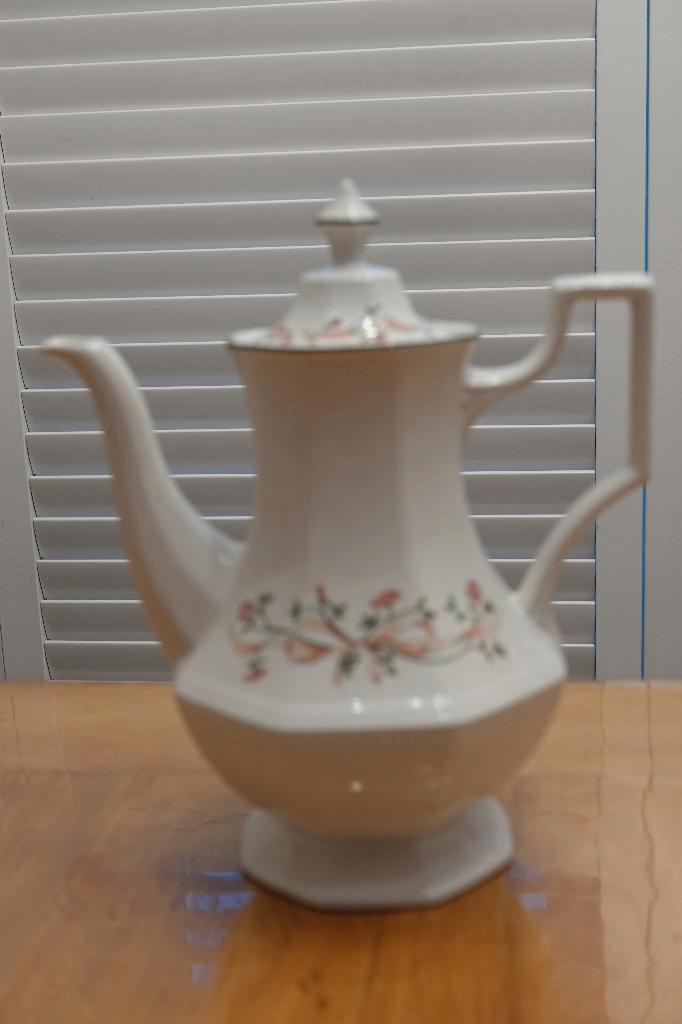 grote koffiepot van Johnson Brothers Eternal Beau, Huis en Inrichting, Keuken | Servies, Zo goed als nieuw, Overige typen, Overige stijlen