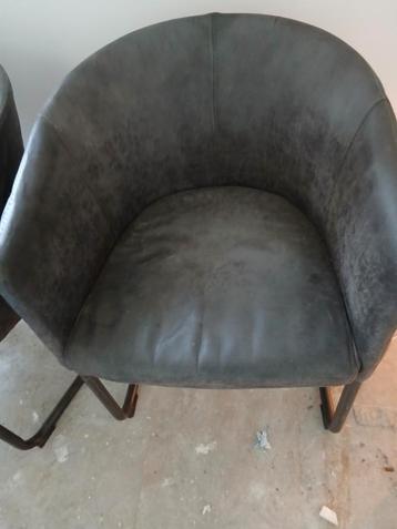 4 Leren Stoelen in Nette Staat beschikbaar voor biedingen