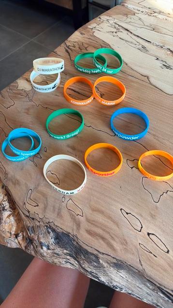 Armbandjes beschikbaar voor biedingen
