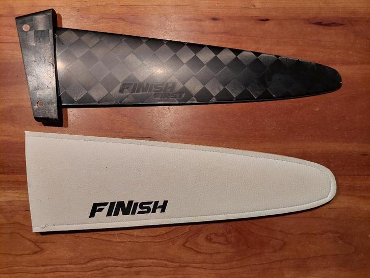 Finish First 38 cm carbon vin, Watersport en Boten, Windsurfen, Gebruikt, Overige typen, Met vin(nen), Met draagtas, Minder dan 5 m²