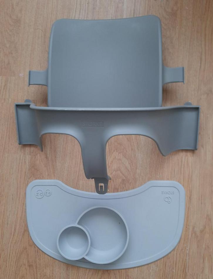 STOKKE babyset grijs + rode babyset + EZPZ placemat, Kinderen en Baby's, Kinderstoelen, Zo goed als nieuw, Meegroeistoel, Aanschuifbaar