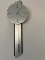Moderne wandklok met slinger, Huis en Inrichting, Woonaccessoires | Klokken, Ophalen, Zo goed als nieuw, Wandklok