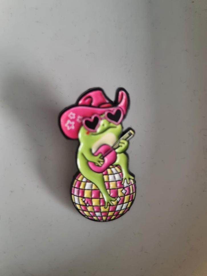 Oeteldonk Kikker Pin met Discobol, Verzamelen, Speldjes, Pins en Buttons, Nieuw, Speldje of Pin, Dier of Natuur, Ophalen of Verzenden