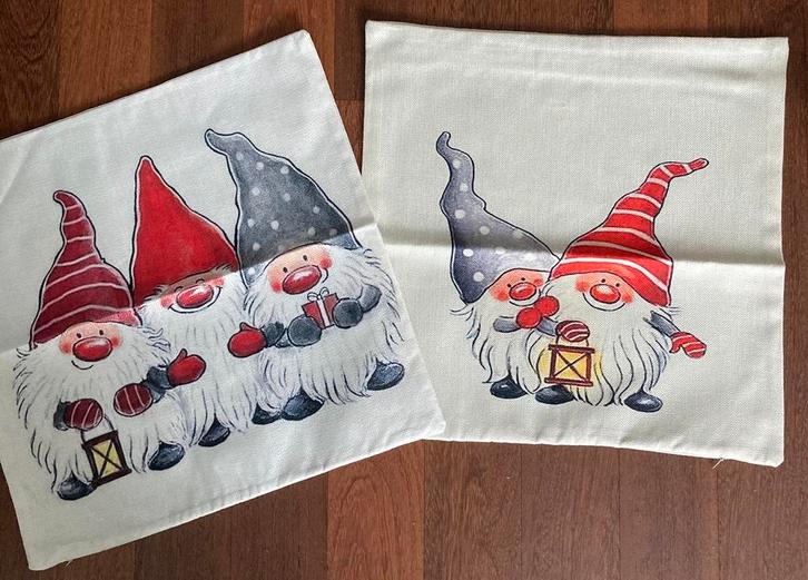 2 Kerst kussenhoezen kerstkabouters gnoom ecru rood grijs, Huis en Inrichting, Woonaccessoires | Kussens, Nieuw, Vierkant, Ophalen of Verzenden