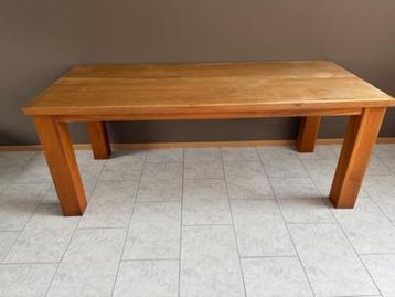 Blank houten eettafel beschikbaar voor biedingen