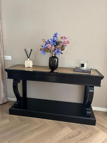 Sidetable Richmond beschikbaar voor biedingen