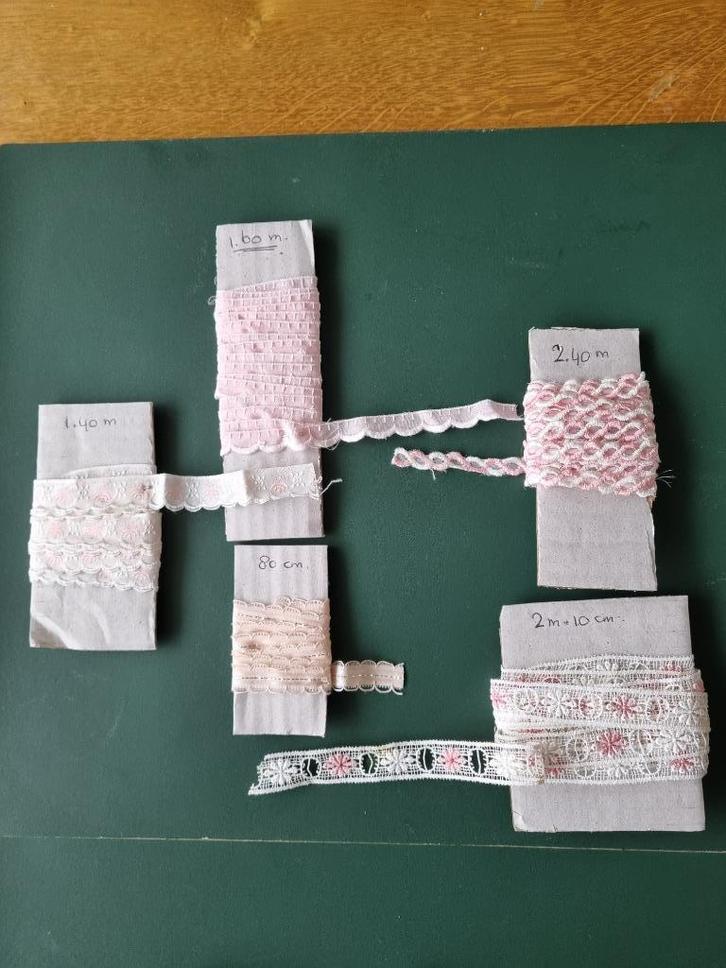 fournituren in wit en roze kleur, Hobby en Vrije tijd, Naaien en Fournituren, Nieuw, Lint, Band of Elastiek, Verzenden