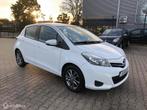 Toyota Yaris VVT-i 5DRS AIRCO NAVI CAMERA LMV, Auto's, Toyota, Voorwielaandrijving, Gebruikt, Wit, 24 km/l