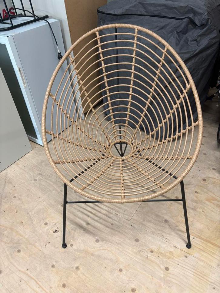 Rotan stoel met metalen poten (goede kwaliteit), Huis en Inrichting, Stoelen, Zo goed als nieuw, Eén, Metaal, Bruin, Ophalen