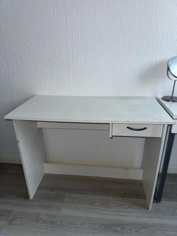 Mooi bureau met lade beschikbaar voor biedingen