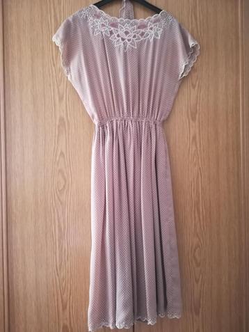 Lichtbruine jurk met witte stipjes en borduursel beschikbaar voor biedingen