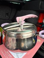 Snelkookpan (nieuw) wel met deuk, Huis en Inrichting, Ophalen of Verzenden, Zo goed als nieuw