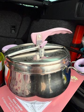 Snelkookpan (nieuw) wel met deuk beschikbaar voor biedingen