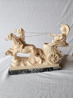 Albast Romeinse Wagenmenner Sculptuur op Marmeren Voetstuk, Antiek en Kunst, Ophalen of Verzenden