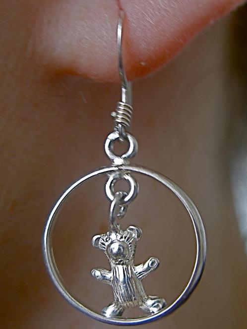 Zilveren 925 zilver oorhangers bengelend beertje in cirkel, Sieraden, Tassen en Uiterlijk, Oorbellen, Nieuw, Hangers, Zilver, Zilver
