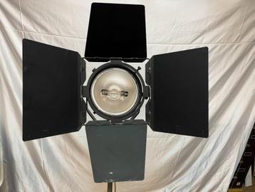 COSMOBEAM RC200 HALOGEN FLOODLIGHT (2000W) + statief beschikbaar voor biedingen