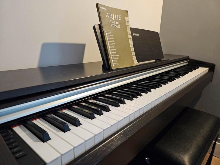 Yamaha Arius YDP-142 Digitale Piano, Muziek en Instrumenten, Piano's, Gebruikt, Piano, Bruin, Digitaal, Ophalen