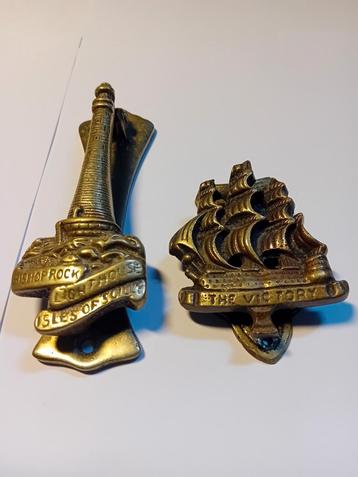 Oude deur kloppers. beschikbaar voor biedingen