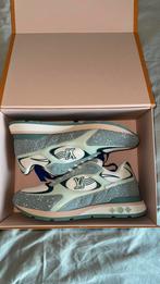 Louis Vuitton Run Away Sneakers Monogram Denim EU 42,5 Nieuw, Ophalen of Verzenden, Nieuw, Blauw, Sneakers of Gympen