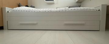 Bed met berglade beschikbaar voor biedingen