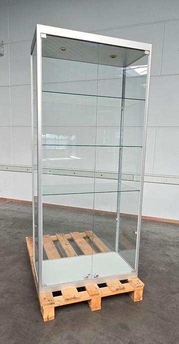Proffesionele vitrinekast,  aluminium vitrine, winkelvitrine beschikbaar voor biedingen