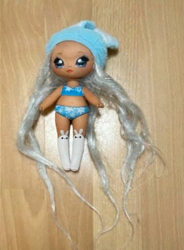 Leuke pop met blauwe outfit beschikbaar voor biedingen