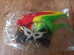 NIEUWE Broche masker voor carnaval - rood / geel / groen, Ophalen of Verzenden, Nieuw, Feestartikel, Carnaval