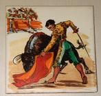 Vintage Spaanse handbeschilderde tegel Torero met stier (1), Ophalen of Verzenden