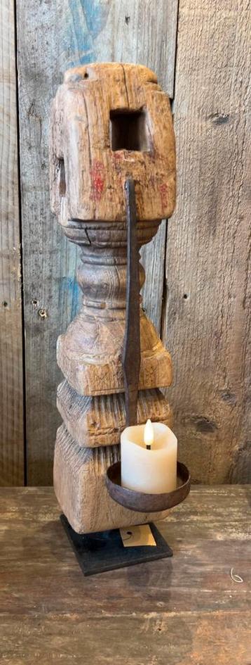 OUDE HOUTEN KANDELAAR OP METALEN VOET beschikbaar voor biedingen