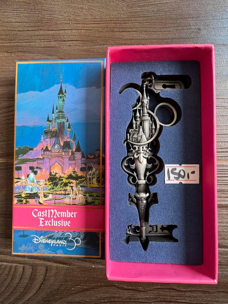 Disney limited 30 jaar castmember key /sleutel, Verzamelen, Disney, Zo goed als nieuw, Beeldje of Figuurtje, Sneeuwwitje of Doornroosje