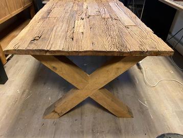 Oud houten tafel met kruispoot hout of metaal