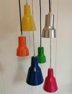 Aparte vintage hanglamp met 6 kleurrijke metalen kapjes., Huis en Inrichting, Lampen | Hanglampen, Vintage, Ophalen of Verzenden