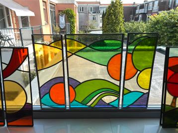 Glas in lood raam. Drie losse panelen beschikbaar voor biedingen