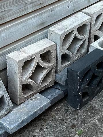 Betonnen elementen/ sierstenen - gratis af te halen beschikbaar voor biedingen
