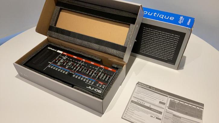 Roland JU-06 Boutique, Muziek en Instrumenten, Synthesizers, Zo goed als nieuw, Overige aantallen, Roland, Met koffer of flightcase
