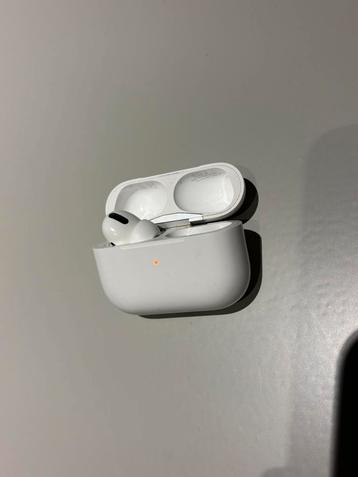 AirPods pro 1 case + linker oortje beschikbaar voor biedingen