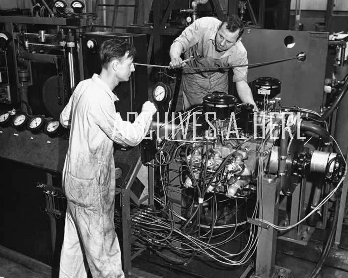Tucker 48 automobile press factory assembly engine foto, Verzamelen, Automerken, Motoren en Formule 1, Nieuw, Auto's, Verzenden