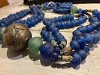 Glaskralen ketting van het Krobo volk uit Ghana (100 cm), Ophalen of Verzenden, Zo goed als nieuw, Blauw, Overige materialen