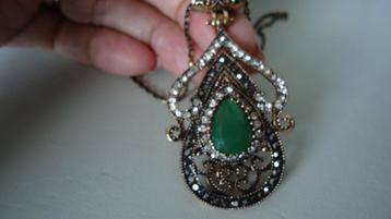 goud vergulde ketting met groen en heldere steen  beschikbaar voor biedingen