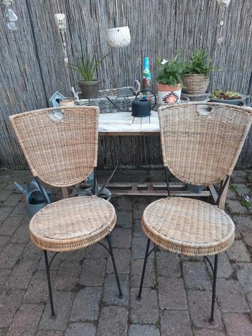 2 gave stoelen beschikbaar voor biedingen