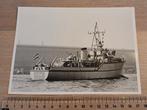 HRMS Sneek Marine schip Foto 1956 op weg naar Ijmuiden, Ophalen of Verzenden, Zo goed als nieuw, Kaart, Foto of Prent