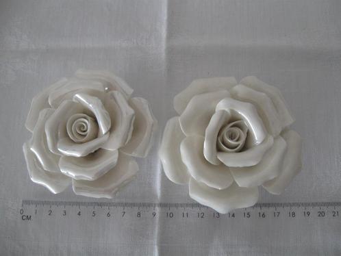 Twee wit porseleinen roosjes ter decoratie als nieuw, Antiek en Kunst, Curiosa en Brocante, Ophalen of Verzenden