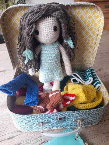 Handgemaakte aankleedpop in koffertje beschikbaar voor biedingen