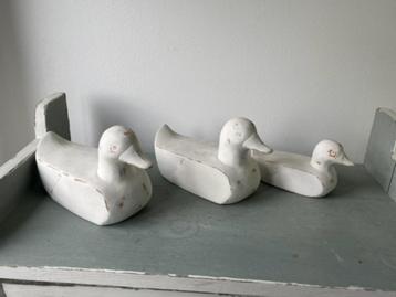3 x wit geschilderde terracotta eenden. Verschillende maten. beschikbaar voor biedingen