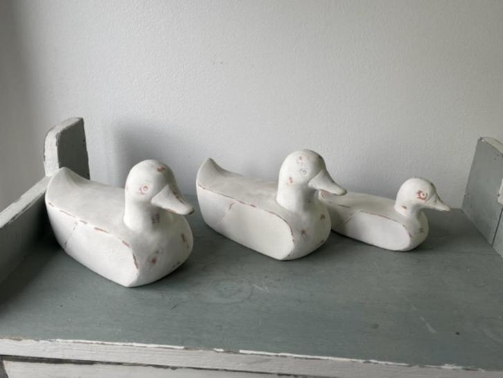 3 x wit geschilderde terracotta eenden. Verschillende maten., Huis en Inrichting, Woonaccessoires | Overige, Zo goed als nieuw