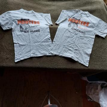 2 stuks T shirt Hooters  beschikbaar voor biedingen